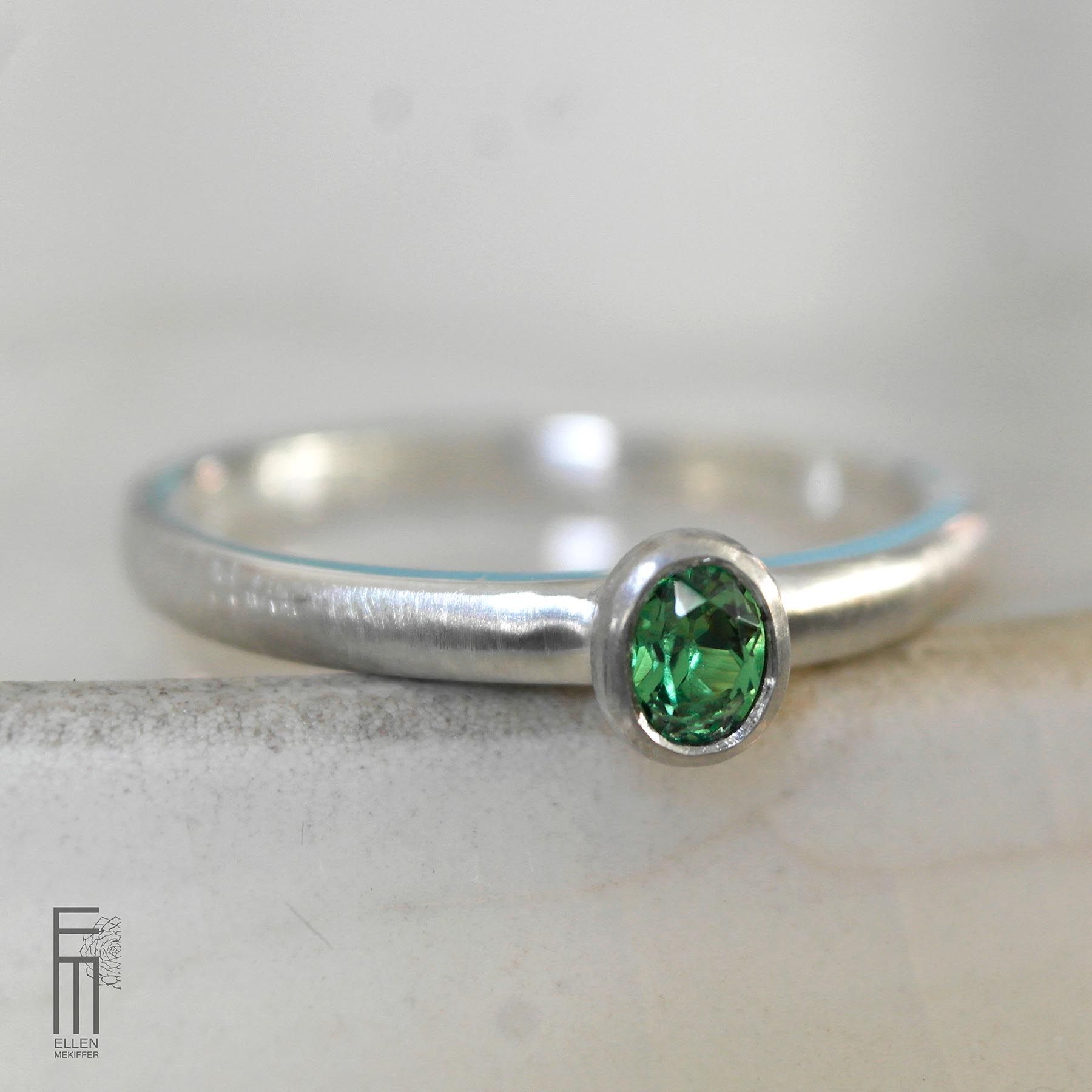 ovaler-tsavorit-ring-silber